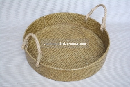 Pandanus rond tray with rope handle handicraft